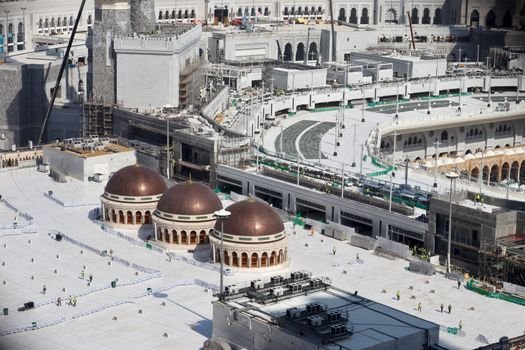 Aerial view of the Grand Mosque in Mecca, showcasing ongoing construction activities.