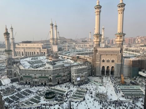 Aerial view of Masjid al-Haram and Kaaba in Mecca, with pilgrims gathered for prayer.